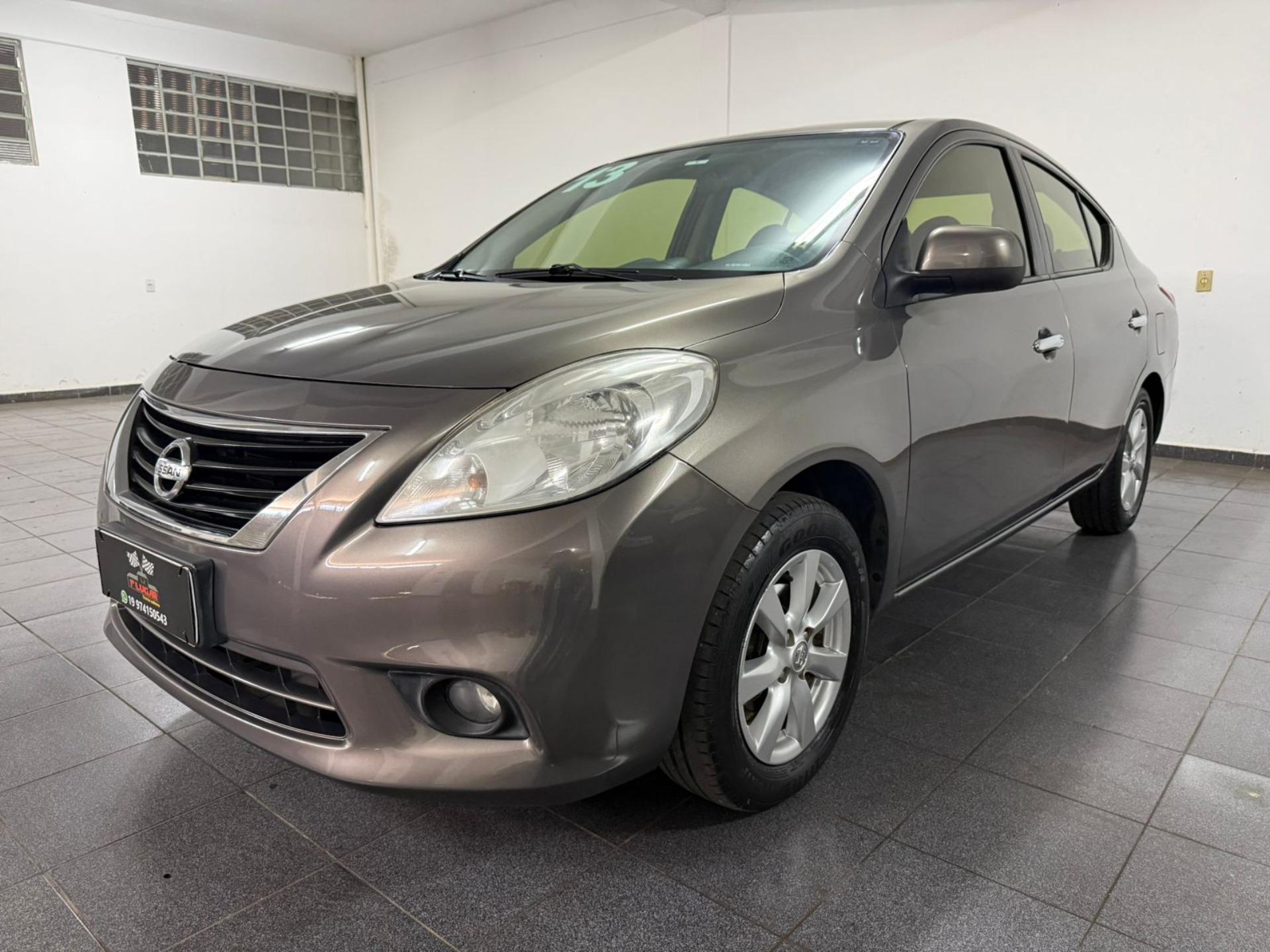 NISSAN Versa Sedan - Miniatura