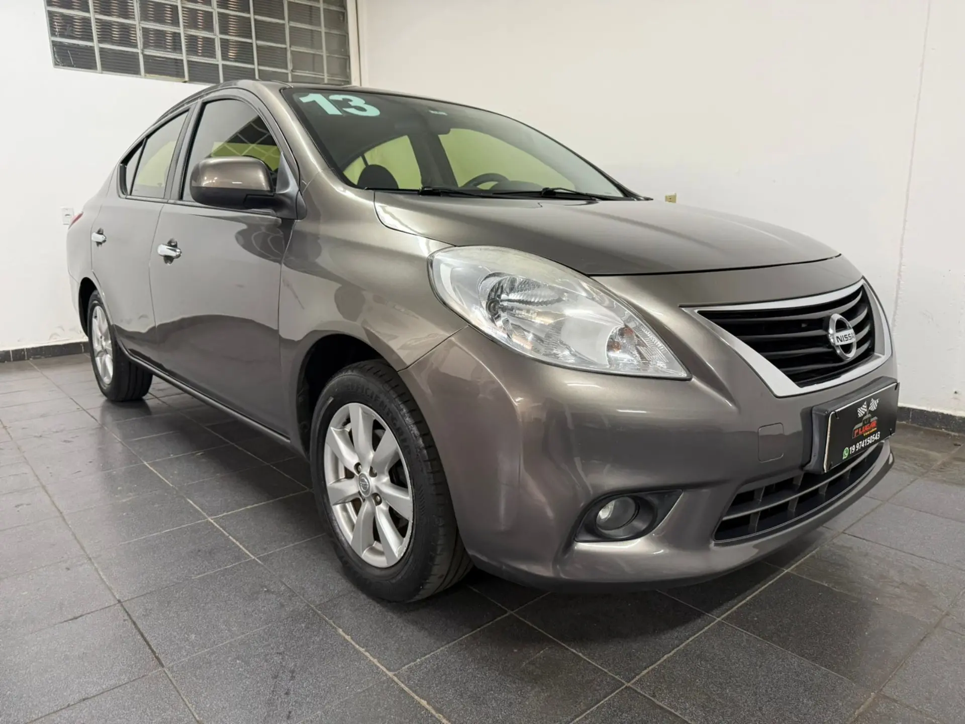 NISSAN Versa Sedan - Miniatura