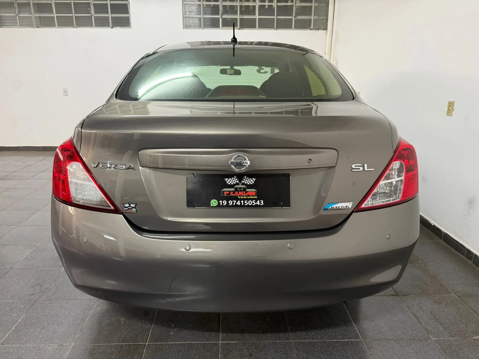 NISSAN Versa Sedan - Miniatura