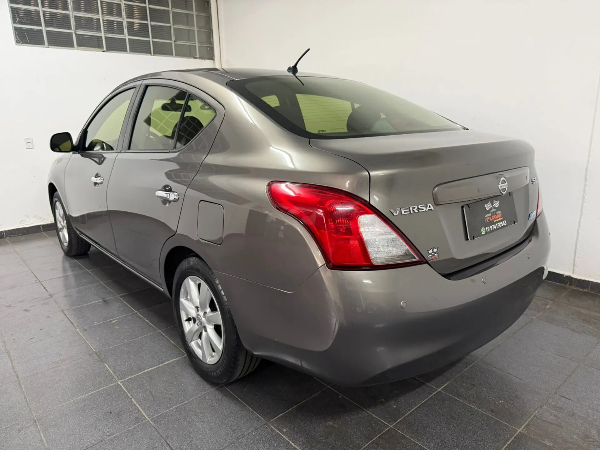 NISSAN Versa Sedan - Miniatura