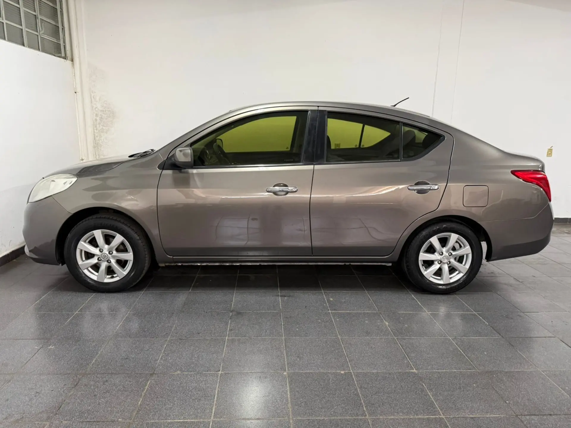 NISSAN Versa Sedan - Miniatura