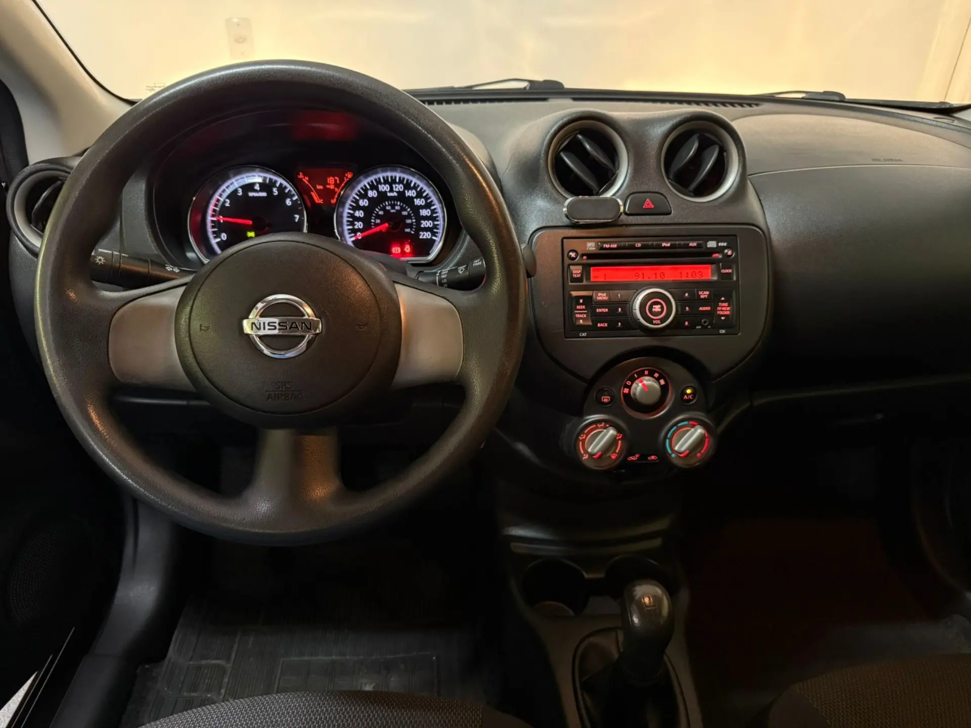 NISSAN Versa Sedan - Miniatura