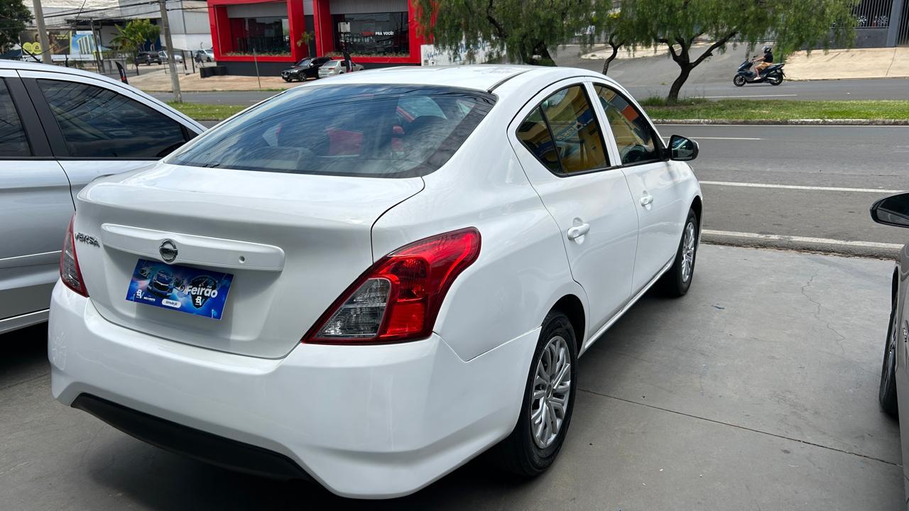 NISSAN Versa Sedan - Foto