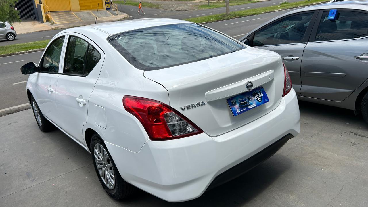 NISSAN Versa Sedan - Foto