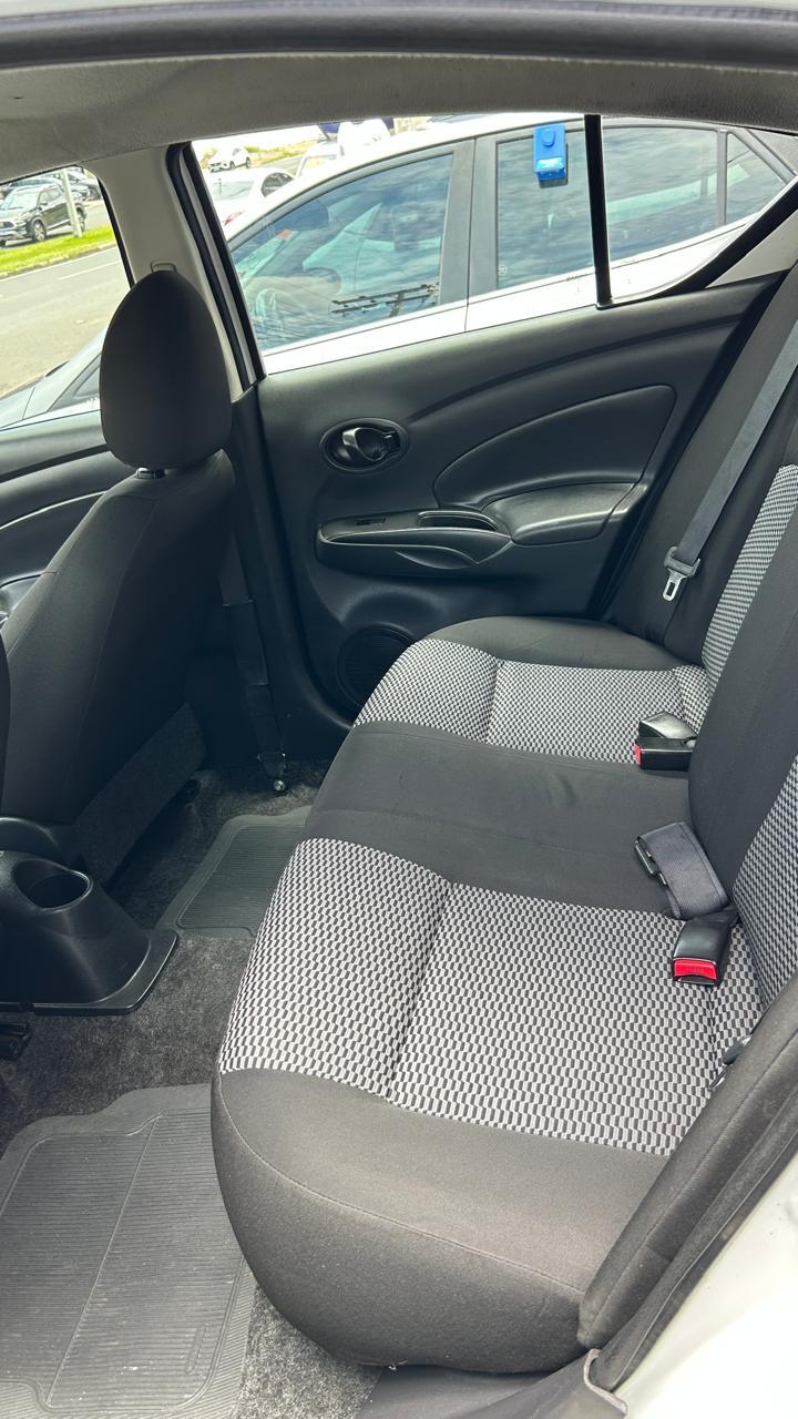 NISSAN Versa Sedan - Foto