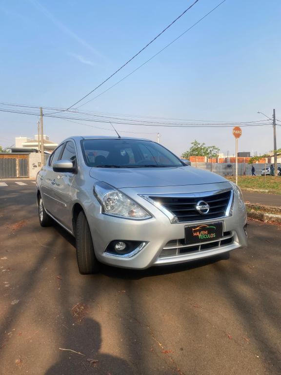 NISSAN Versa Sedan - Foto