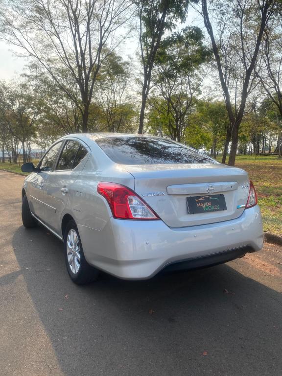 NISSAN Versa Sedan - Foto