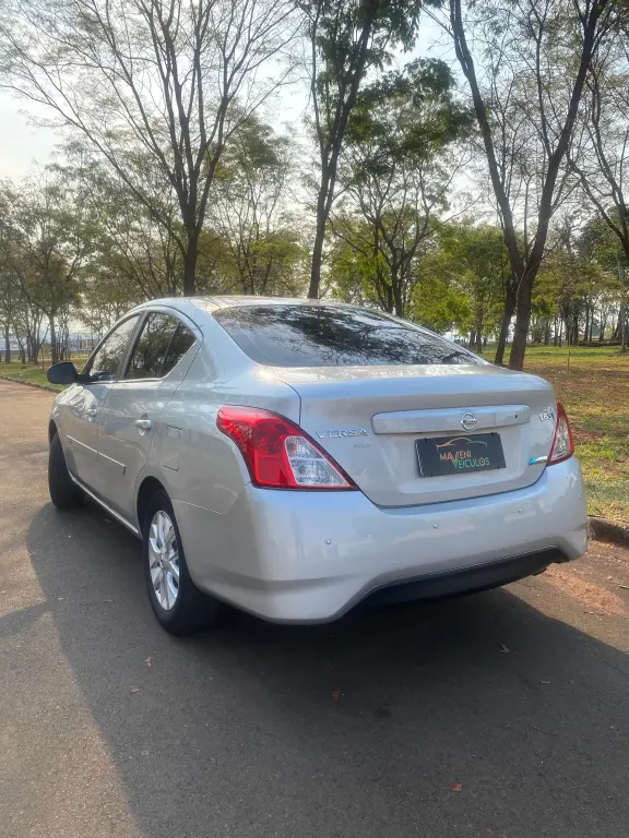 NISSAN Versa Sedan - Foto