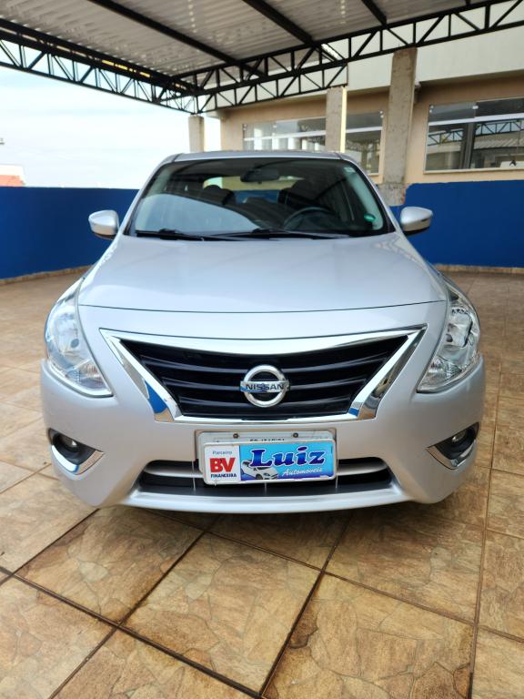 NISSAN Versa Sedan - Foto