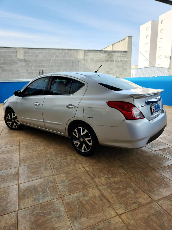 NISSAN Versa Sedan - Foto