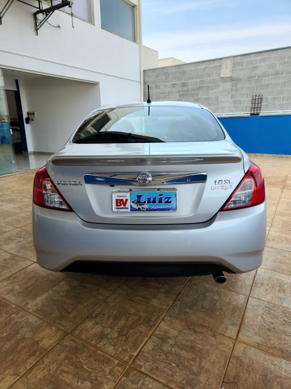 NISSAN Versa Sedan - Foto