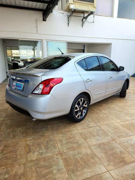 NISSAN Versa Sedan - Foto