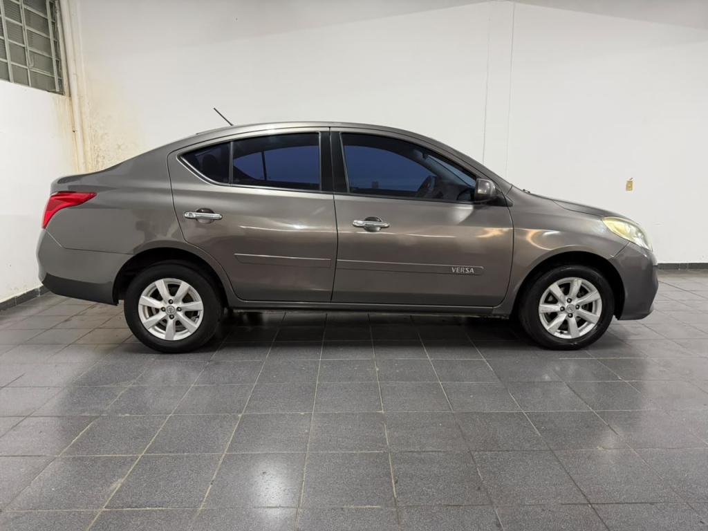 NISSAN Versa Sedan - Foto