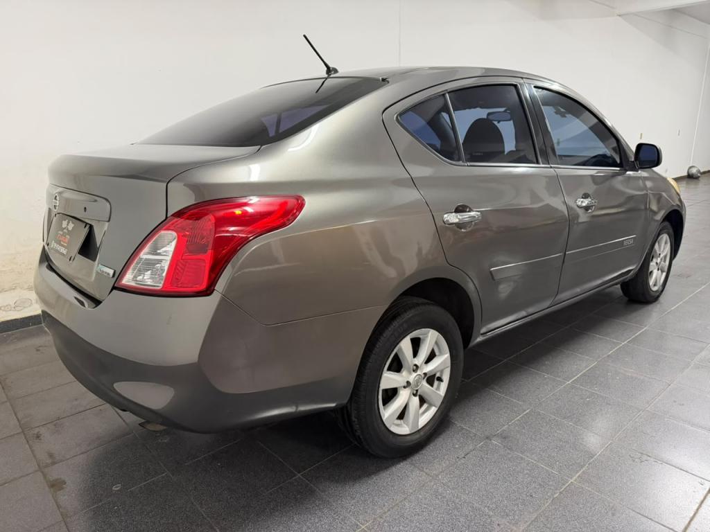 NISSAN Versa Sedan - Foto