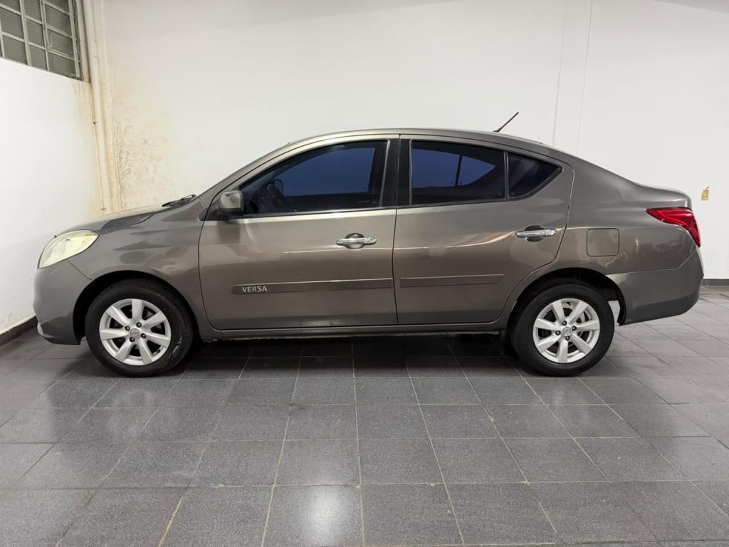 NISSAN Versa Sedan - Foto