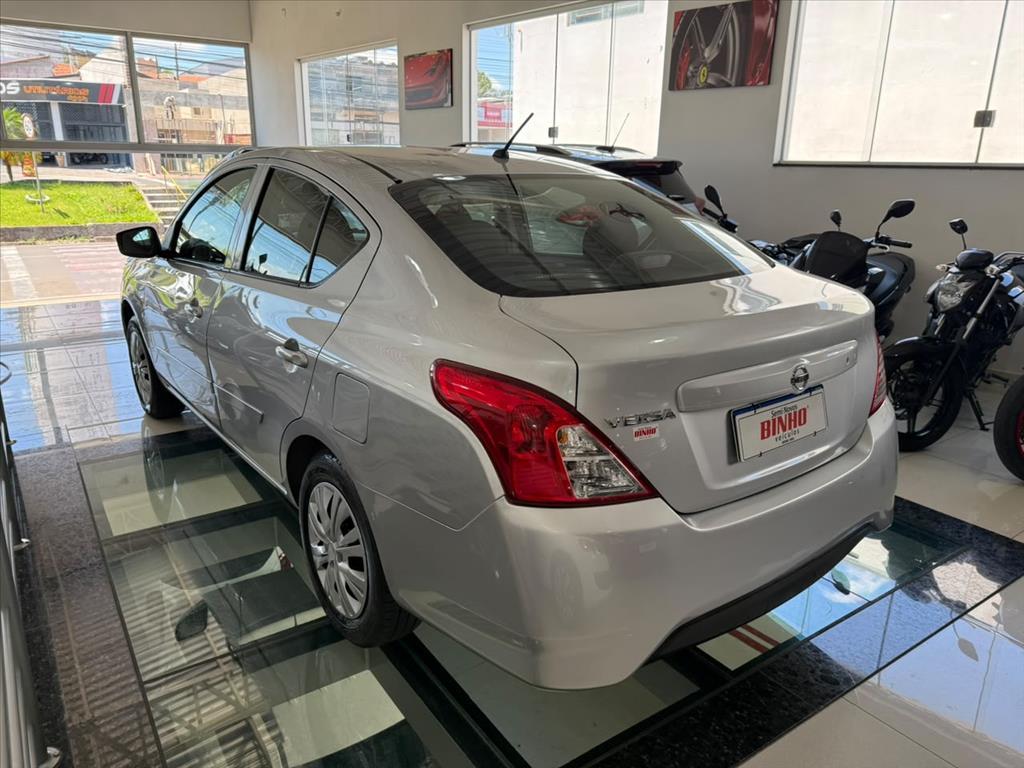 NISSAN Versa Sedan - Foto