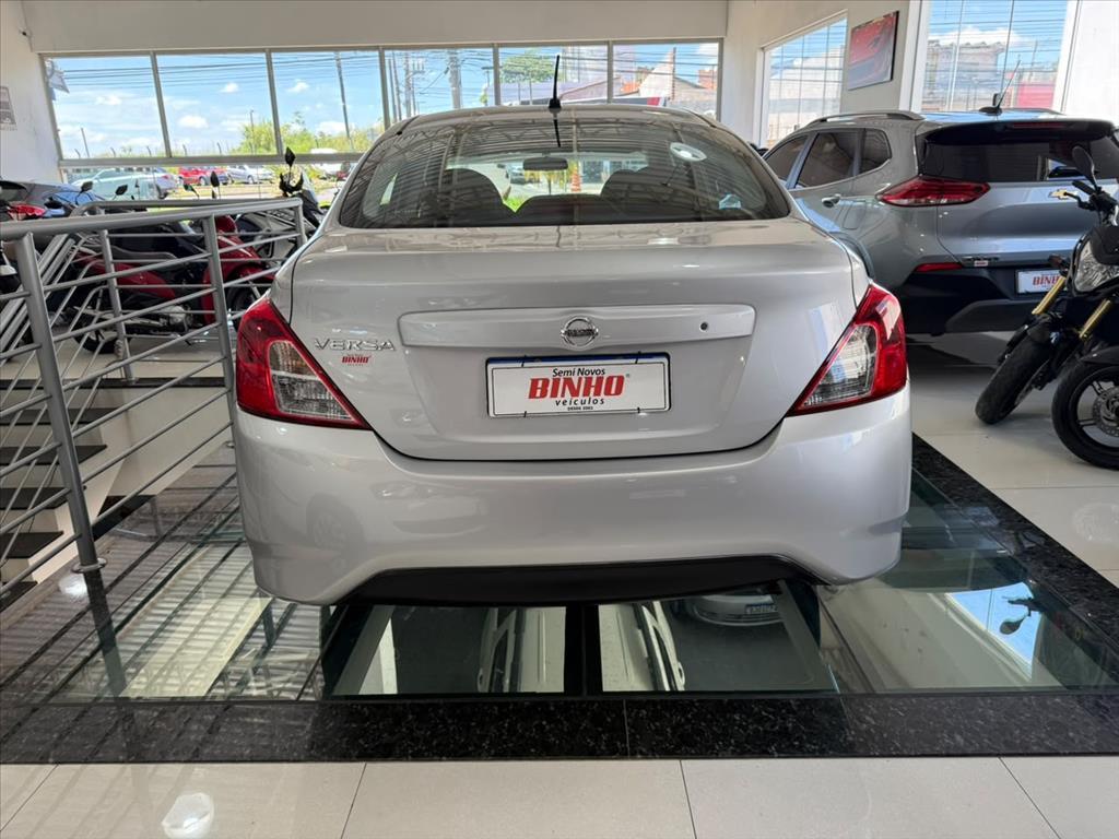 NISSAN Versa Sedan - Foto