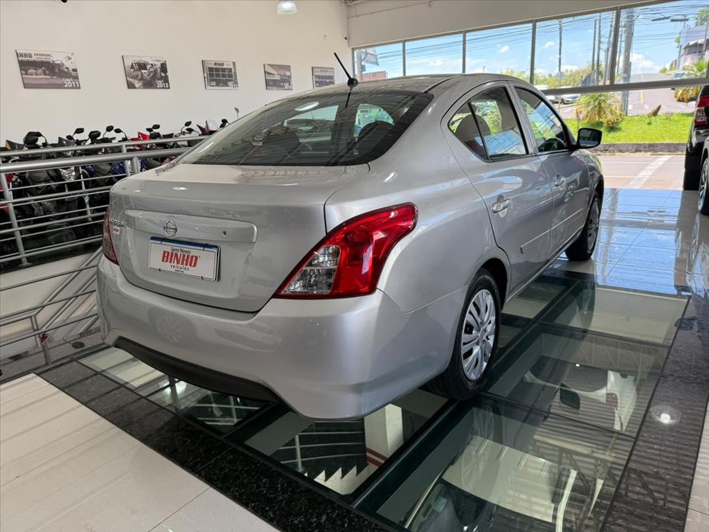 NISSAN Versa Sedan - Foto