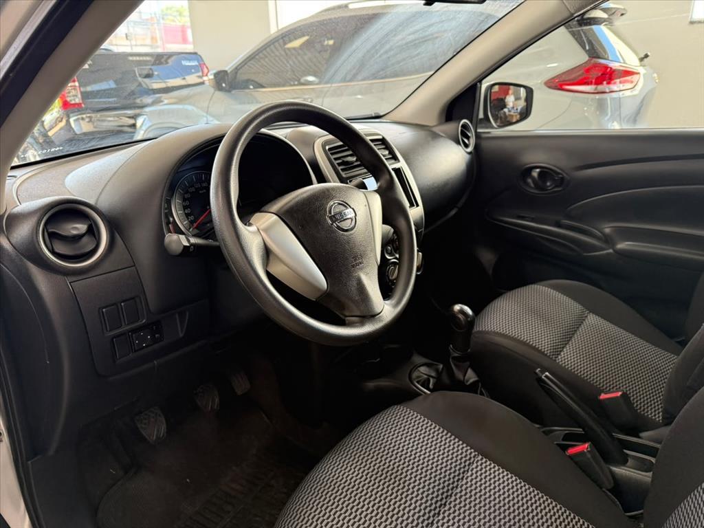 NISSAN Versa Sedan - Foto