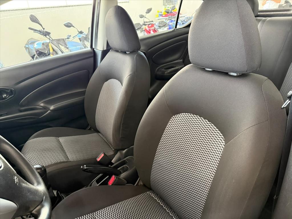 NISSAN Versa Sedan - Foto