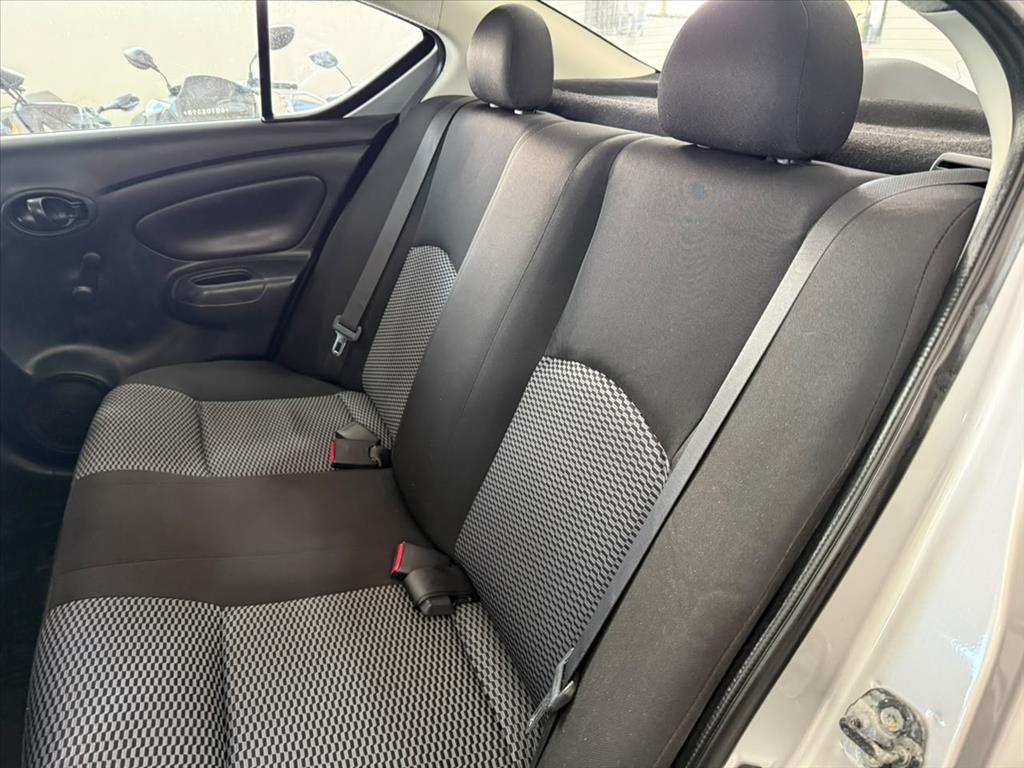 NISSAN Versa Sedan - Foto