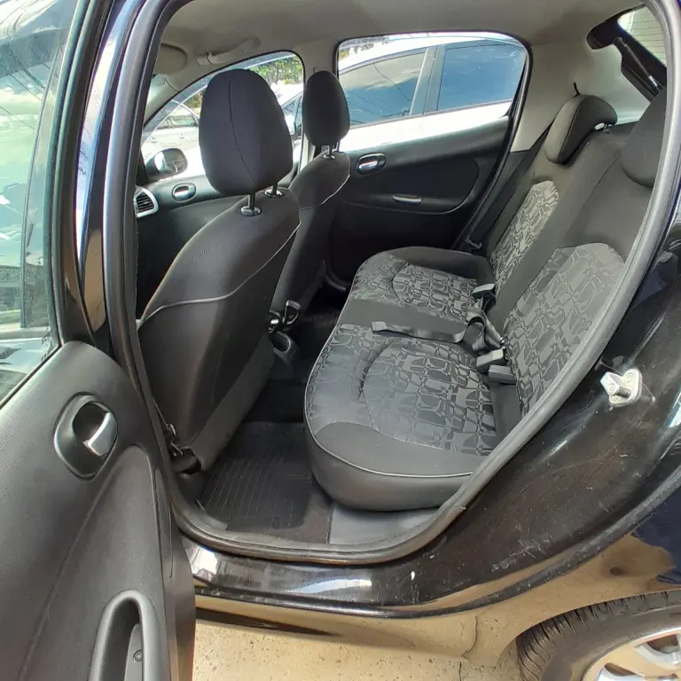 PEUGEOT 207 Hatch - Foto