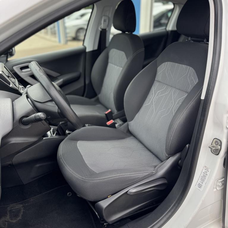 PEUGEOT 208 - Foto