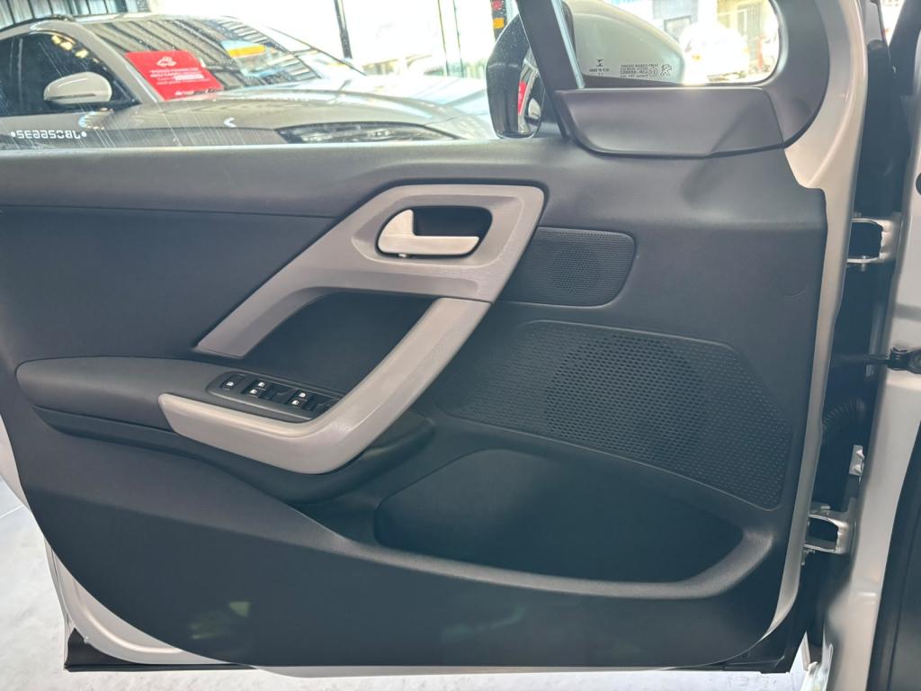 PEUGEOT 208 - Foto