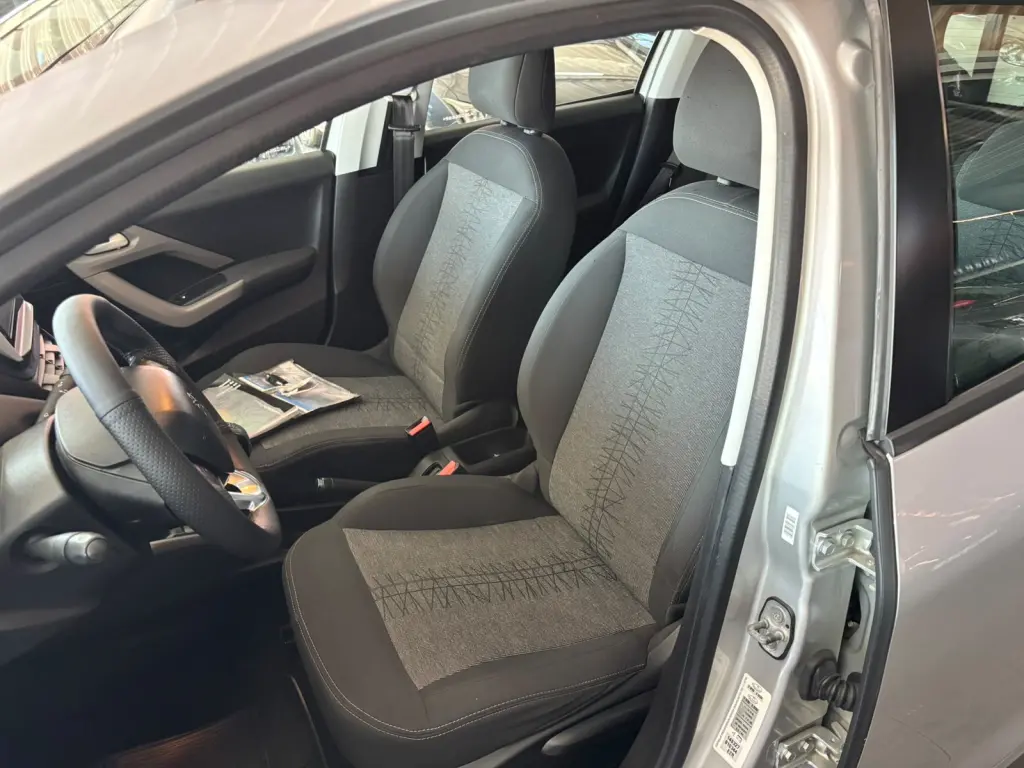 PEUGEOT 208 - Foto