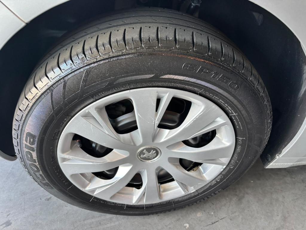 PEUGEOT 208 - Foto
