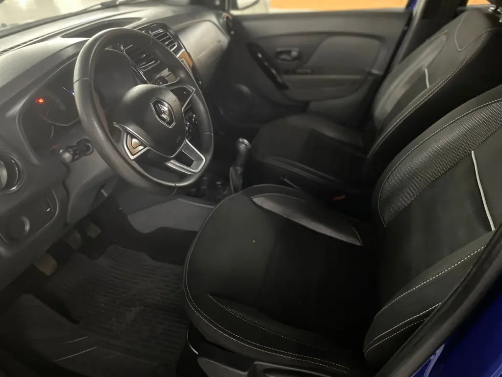 RENAULT Sandero - Foto