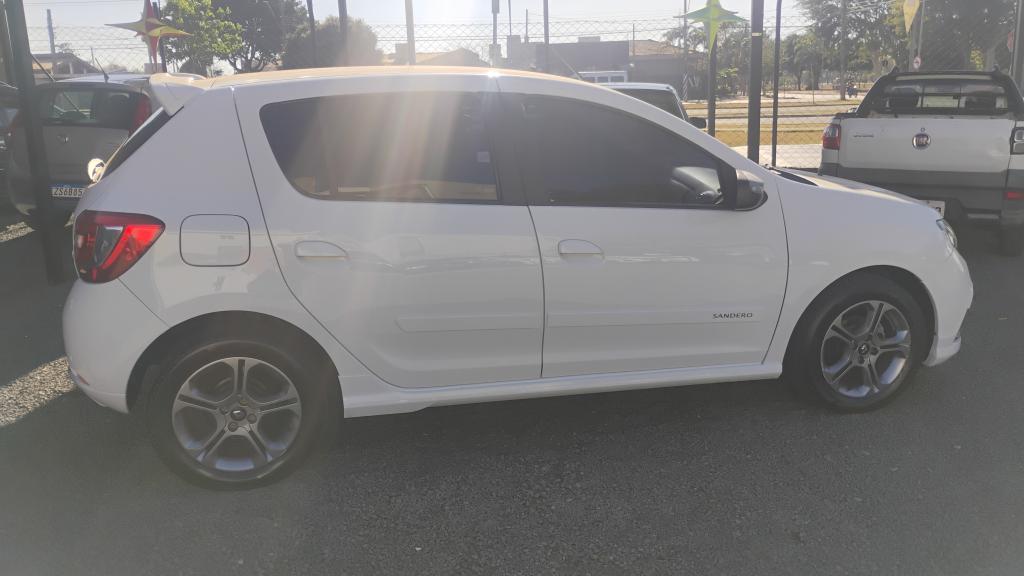 RENAULT Sandero - Foto