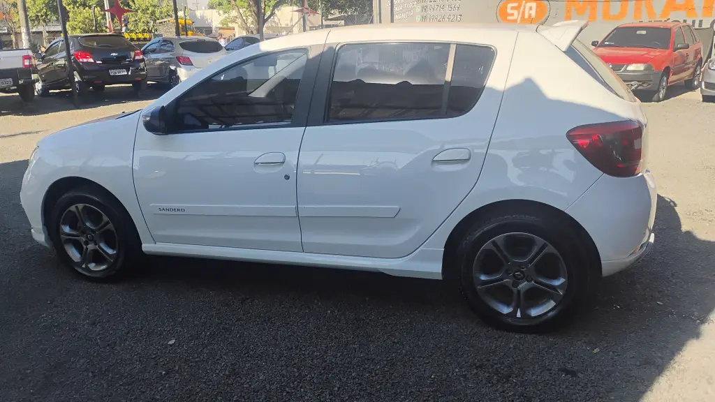 RENAULT Sandero - Foto