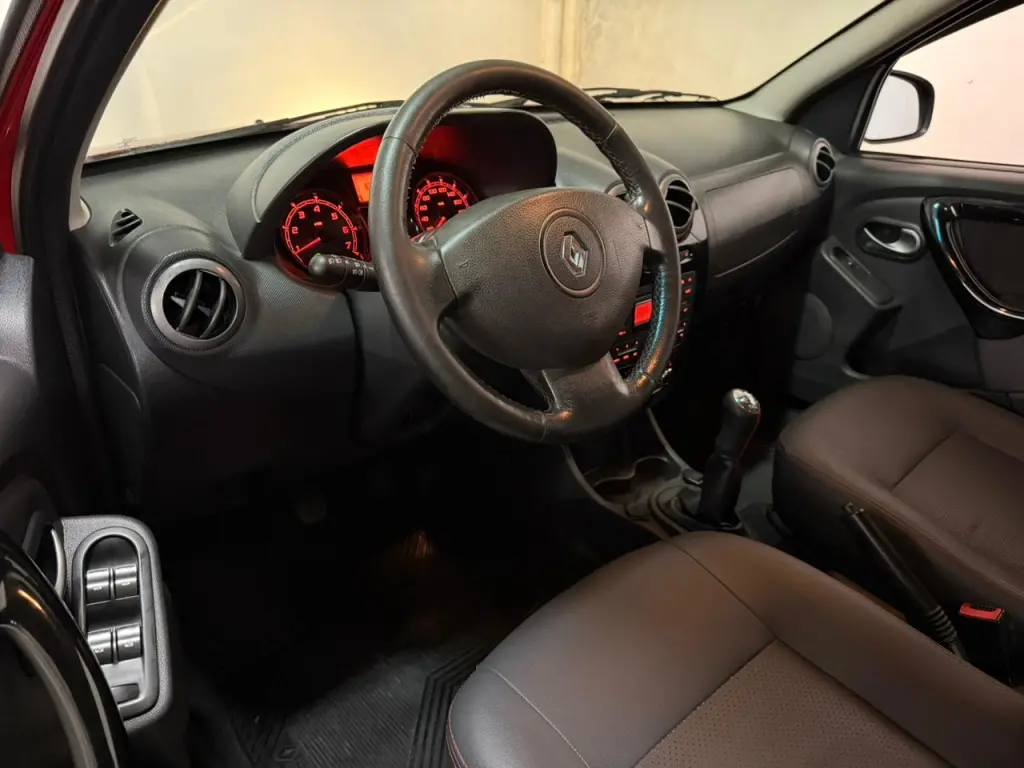 RENAULT Sandero - Foto