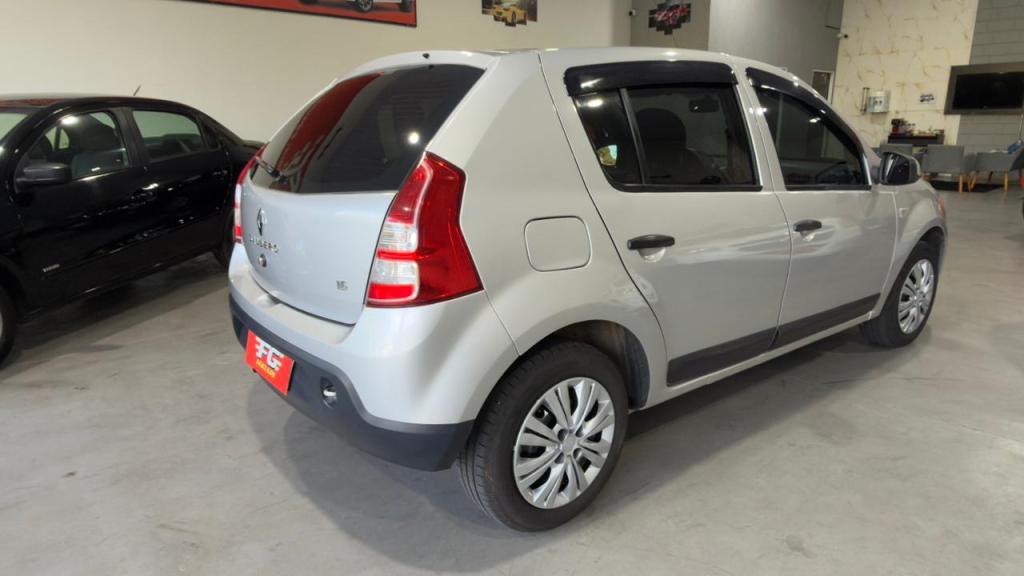 RENAULT Sandero - Foto