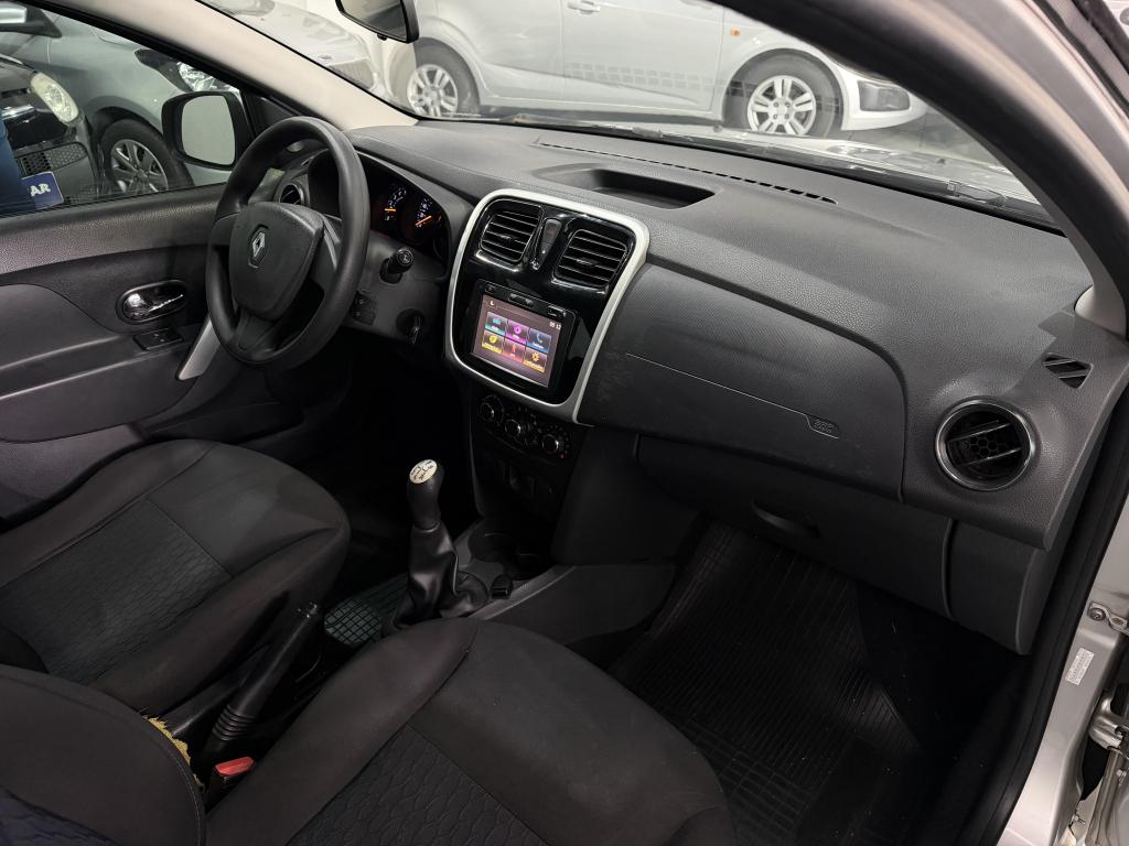 RENAULT Sandero - Foto