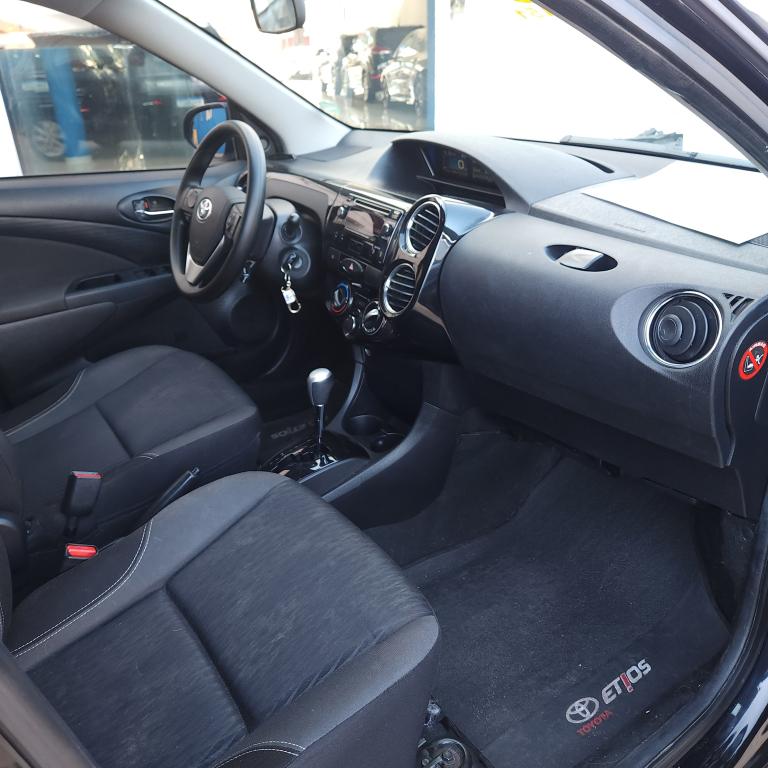 TOYOTA Etios Hatch - Foto