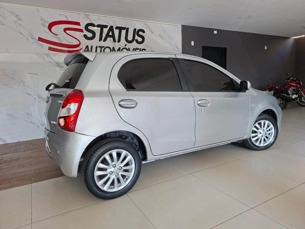 TOYOTA Etios Hatch - Foto