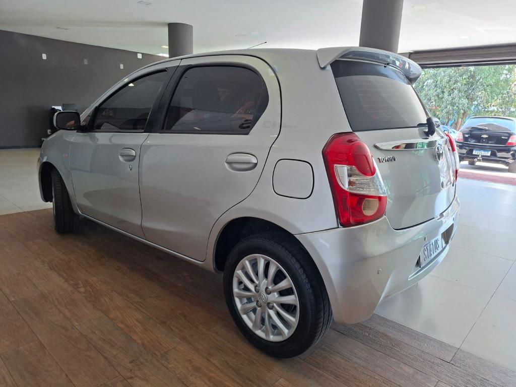 TOYOTA Etios Hatch - Foto