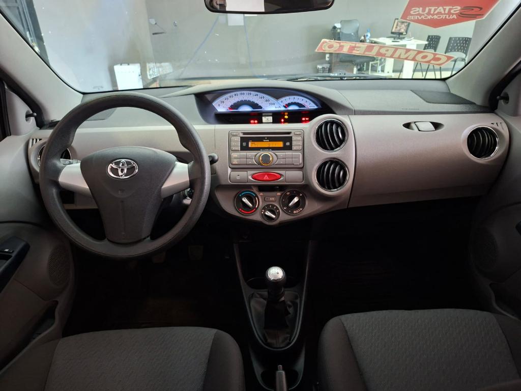 TOYOTA Etios Hatch - Foto
