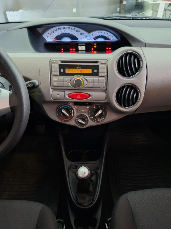 TOYOTA Etios Hatch - Foto