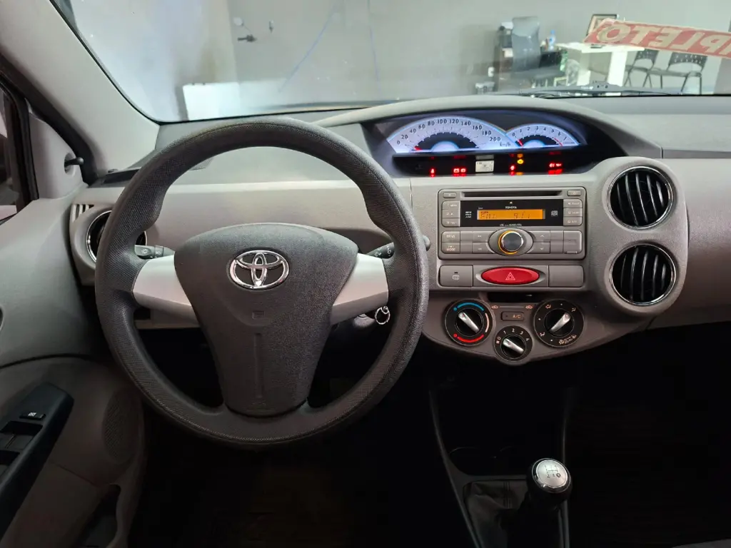 TOYOTA Etios Hatch - Foto