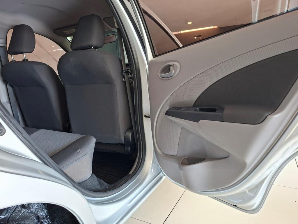 TOYOTA Etios Hatch - Foto