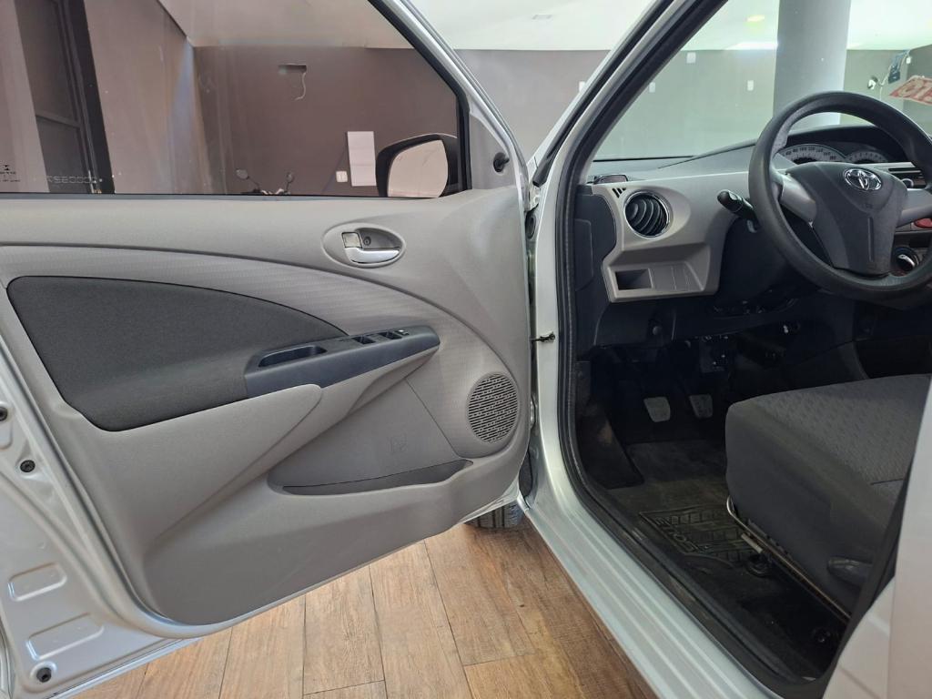 TOYOTA Etios Hatch - Foto