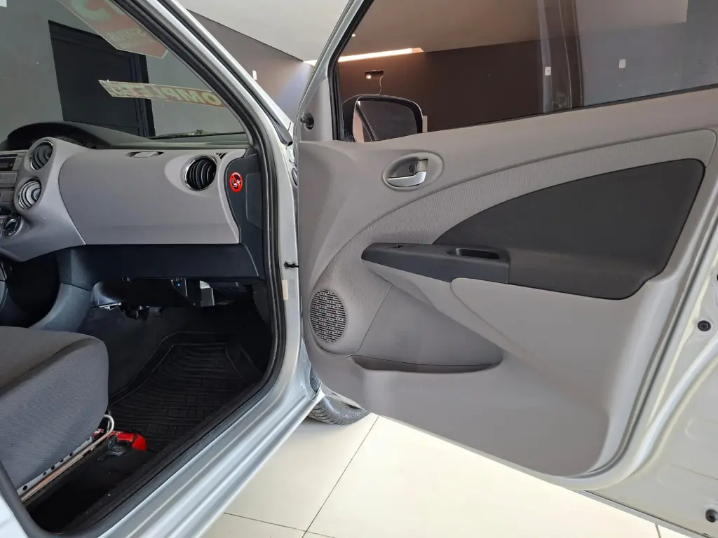 TOYOTA Etios Hatch - Foto