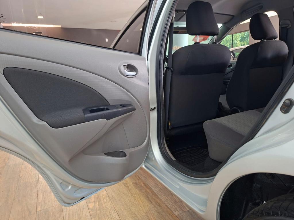 TOYOTA Etios Hatch - Foto