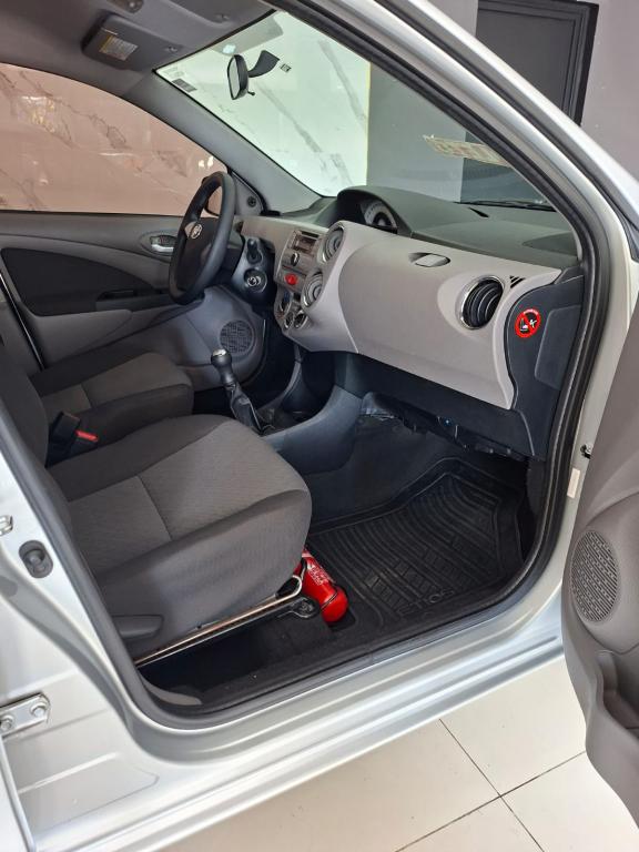 TOYOTA Etios Hatch - Foto