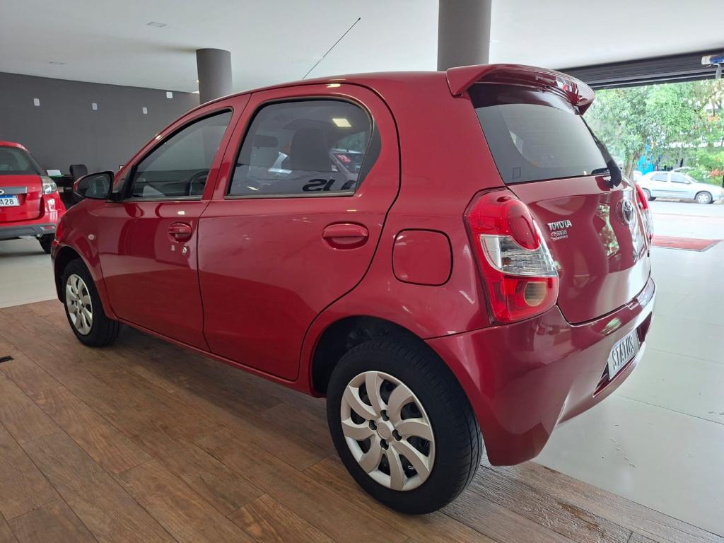 TOYOTA Etios Hatch - Foto