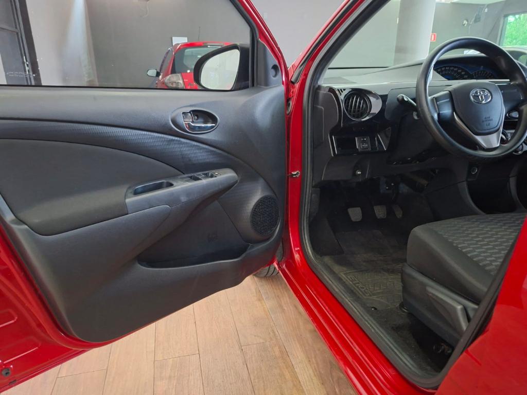 TOYOTA Etios Hatch - Foto