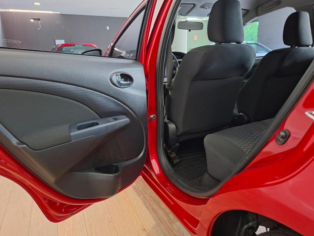 TOYOTA Etios Hatch - Foto